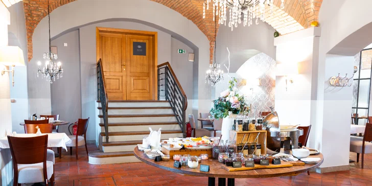 Zámocký hotel 15 km od Prahy: luxusné izby, raňajky aj večere a vstupenky na výstavy