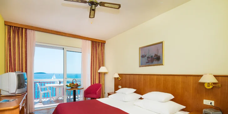 Dovolenka v Dalmácii: hotel 50 m od pláže s raňajkami či polpenziou