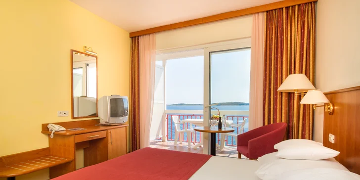 Dovolenka v Dalmácii: hotel 50 m od pláže s raňajkami či polpenziou