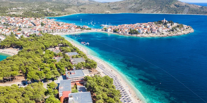 Dovolenka v Dalmácii: hotel 50 m od pláže s raňajkami či polpenziou