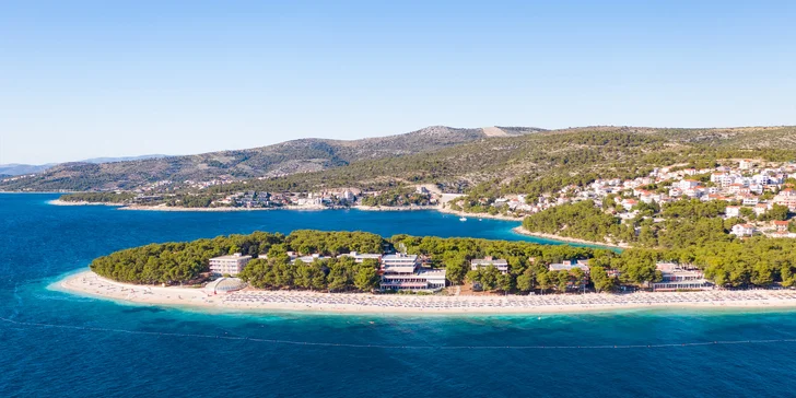 Dovolenka v Dalmácii: hotel 50 m od pláže s raňajkami či polpenziou