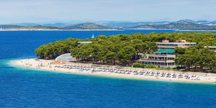Dovolenka v Dalmácii: hotel 50 m od pláže s raňajkami či polpenziou
