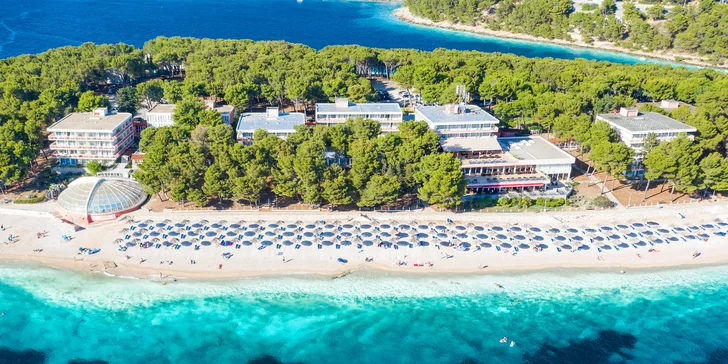 Dovolenka v Dalmácii: hotel 50 m od pláže s raňajkami či polpenziou