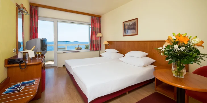 Dovolenka v Dalmácii: hotel 50 m od pláže s raňajkami či polpenziou