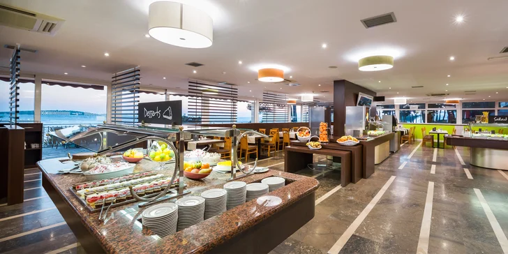 Dovolenka v Dalmácii: hotel 50 m od pláže s raňajkami či polpenziou