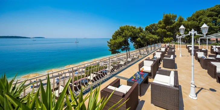 Dovolenka v Dalmácii: hotel 50 m od pláže s raňajkami či polpenziou