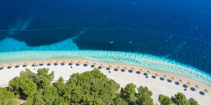 Dovolenka v Dalmácii: hotel 50 m od pláže s raňajkami či polpenziou