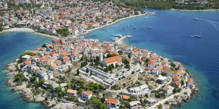 Dovolenka v Dalmácii: hotel 50 m od pláže s raňajkami či polpenziou