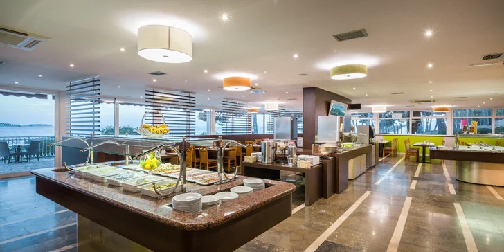 Dovolenka v Dalmácii: hotel 50 m od pláže s raňajkami či polpenziou
