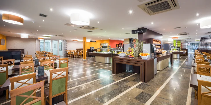 Dovolenka v Dalmácii: hotel 50 m od pláže s raňajkami či polpenziou