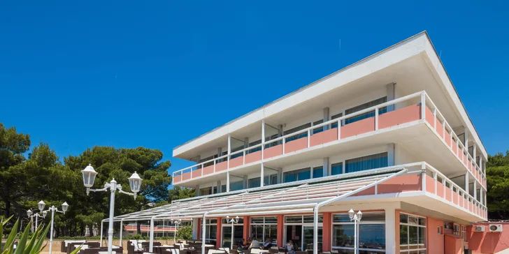 Dovolenka v Dalmácii: hotel 50 m od pláže s raňajkami či polpenziou
