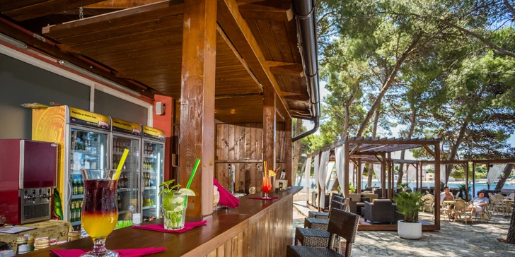 Dovolenka v Dalmácii: hotel 50 m od pláže s raňajkami či polpenziou