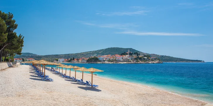 Dovolenka v Dalmácii: hotel 50 m od pláže s raňajkami či polpenziou