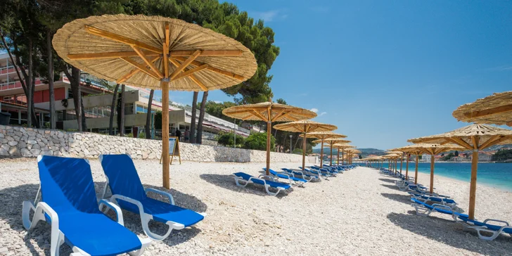 Dovolenka v Dalmácii: hotel 50 m od pláže s raňajkami či polpenziou