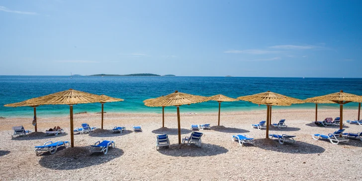 Dovolenka v Dalmácii: hotel 50 m od pláže s raňajkami či polpenziou