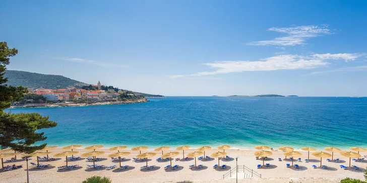 Dovolenka v Dalmácii: hotel 50 m od pláže s raňajkami či polpenziou