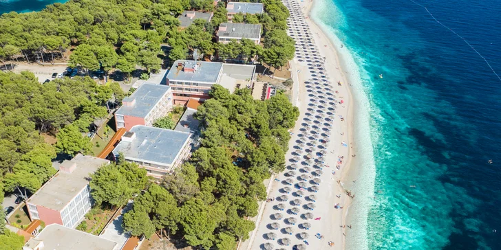 Dovolenka v Dalmácii: hotel 50 m od pláže s raňajkami či polpenziou