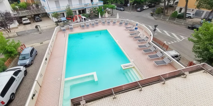 Hotel pri pláži medzi Rimini a Ravennou: v cene bazén a polpenzia alebo plná penzia