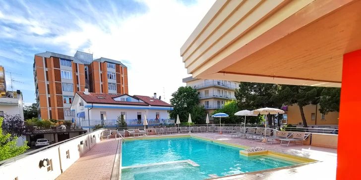 Hotel pri pláži medzi Rimini a Ravennou: v cene bazén a polpenzia alebo plná penzia