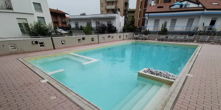 Hotel pri pláži medzi Rimini a Ravennou: v cene bazén a polpenzia alebo plná penzia