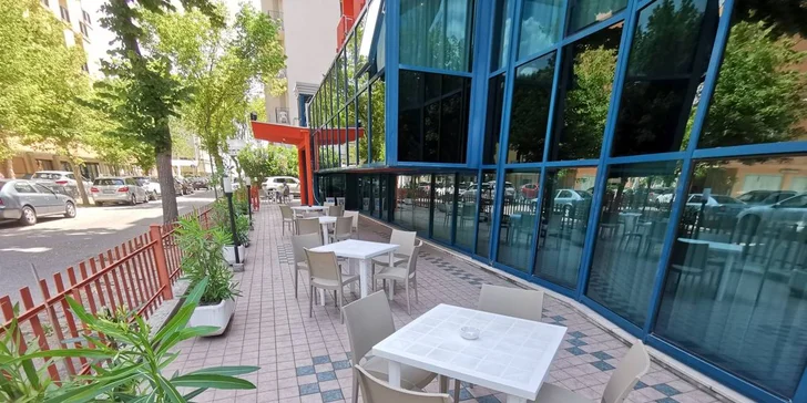 Hotel pri pláži medzi Rimini a Ravennou: v cene bazén a polpenzia alebo plná penzia