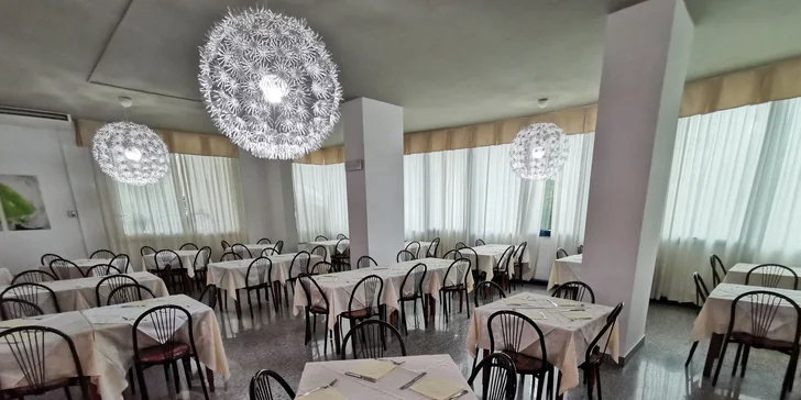 Hotel pri pláži medzi Rimini a Ravennou: v cene bazén a polpenzia alebo plná penzia