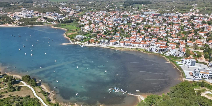 Apartmán v Chorvátsku kúsok od pláže s kuchyňou, klimatizáciou a bazénom