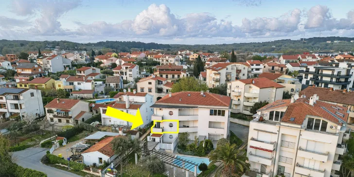 Apartmán v Chorvátsku kúsok od pláže s kuchyňou, klimatizáciou a bazénom