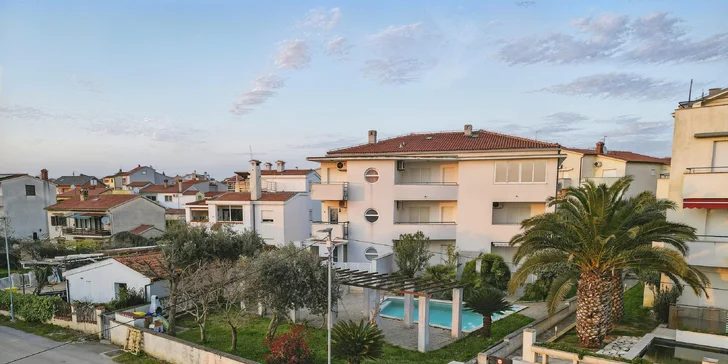 Apartmán v Chorvátsku kúsok od pláže s kuchyňou, klimatizáciou a bazénom