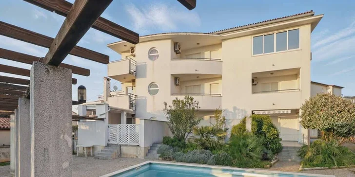 Apartmán v Chorvátsku kúsok od pláže s kuchyňou, klimatizáciou a bazénom