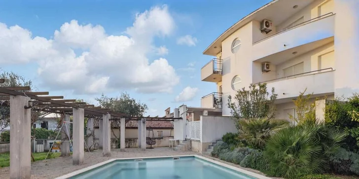 Apartmán v Chorvátsku kúsok od pláže s kuchyňou, klimatizáciou a bazénom