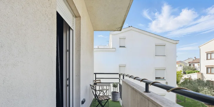 Apartmán v Chorvátsku kúsok od pláže s kuchyňou, klimatizáciou a bazénom