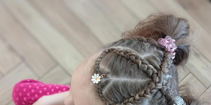 Čelenka s kanekalonom, boxerské copy so vzorom či predĺženie a zahustenie vlasov