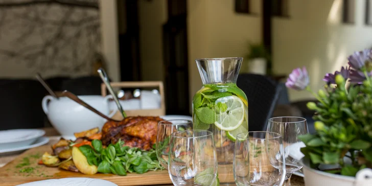 Rodinné menu pre štyroch: Slepačí vývar a pečené kurča so zemiakmi