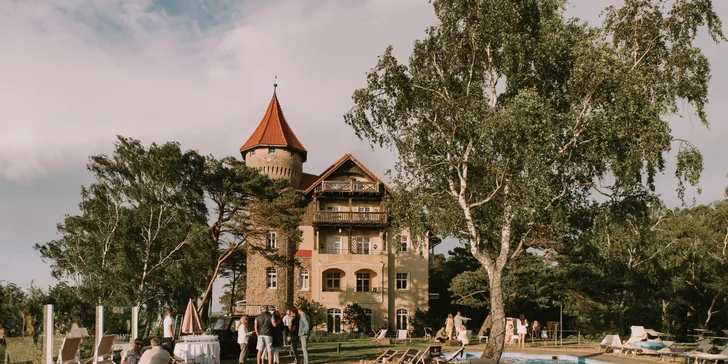 Zámocký pobyt priamo pri mori v poľskej Łebe: raňajky, bazén aj privátna piesočná pláž