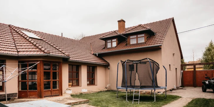 Komfortný penzión so záhradou, športoviskami a krytým bazénom