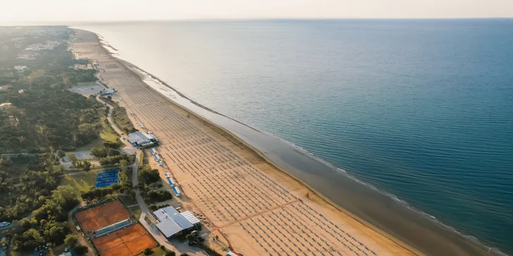 Rodinný pobyt v talianskom Bibione: 4* hotel vr. raňajkami, hotelového bazéna a požičanie bicyklov, 500 m od pláže