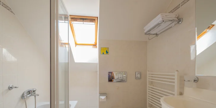 Pohodový pobyt v Mohelnici: hotel s raňajkami, fľaša vína a krajina Bouzova