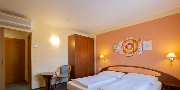 Pohodový pobyt v Mohelnici: hotel s raňajkami a fľaša vína