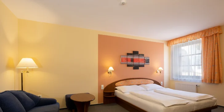 Pohodový pobyt v Mohelnici: hotel s raňajkami a fľaša vína