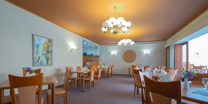 Pohodový pobyt v Mohelnici: hotel s raňajkami a fľaša vína