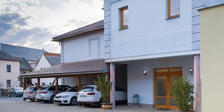 Pohodový pobyt v Mohelnici: hotel s raňajkami a fľaša vína