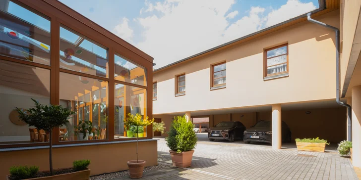 Pohodový pobyt v Mohelnici: hotel s raňajkami a fľaša vína