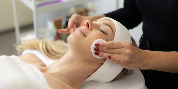 Revitalizačný chemický peeling alebo laminácia obočia