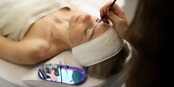 Revitalizačný chemický peeling alebo laminácia obočia