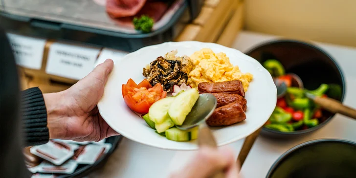 Pobyt v centre Karlových Varov s výhľadom na kolonádu: historický hotel s raňajkami a wellness