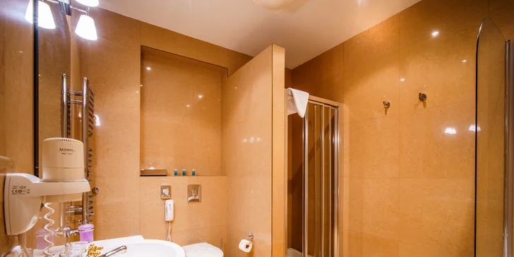 Pobyt v centre Karlových Varov s výhľadom na kolonádu: historický hotel s raňajkami a wellness