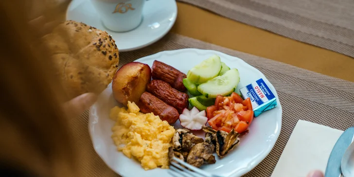 Pobyt v centre Karlových Varov s výhľadom na kolonádu: historický hotel s raňajkami a wellness