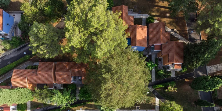 Dovolenka v Slovinsku v pokojnom pobrežnom letovisku Strunjan, vr. polpenzia a wellness, 300 m od pláže