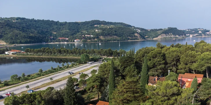 Dovolenka v Slovinsku v pokojnom pobrežnom letovisku Strunjan, vr. polpenzia a wellness, 300 m od pláže